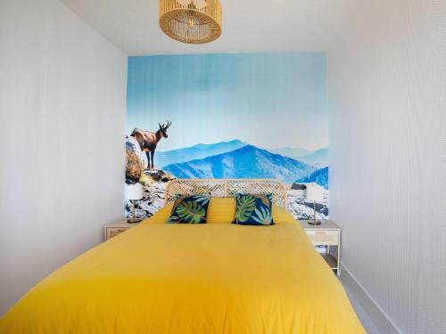 une chambre avec un lit jaune avec un tableau sur le mur dans l'établissement Apartment Les Coralines by Interhome, à Villeneuve-Loubet