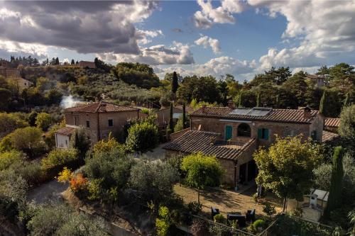 una vista aérea de una casa antigua en un pueblo en B&B Al Vecchio Forno, en Montepulciano