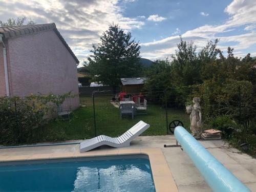 una piscina con tobogán y fideos en Villa calme avec piscine, en Lavelanet