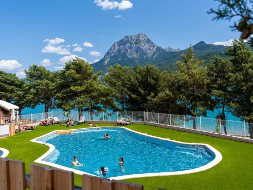 Holiday Home Mobilhome Luxe 4 personnes 2 chambres by Interhome