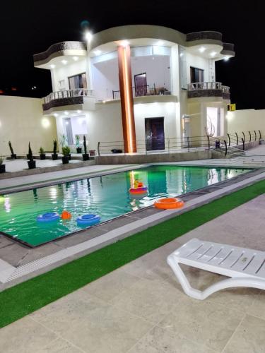 Kolam renang di atau dekat dengan شاليه بانوراما جرش - عنيبة