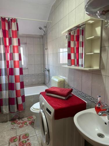 uma casa de banho com um lavatório, um WC e um chuveiro em Apartman for 2-7 people em Ferizaj