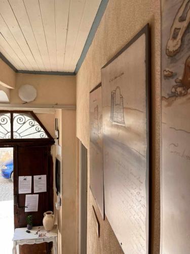 a wall with a drawing of a purse on it at Residenza La Meridiana in Briatico