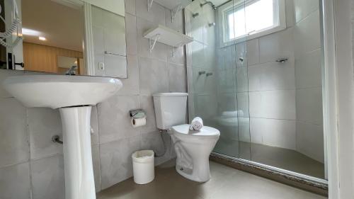 a bathroom with a sink and a toilet and a shower at Pousada Golden Hills in Canela