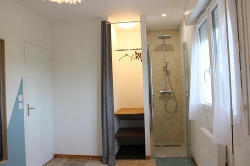 a bathroom with a shower and a glass door at Le Petit Saule - Gîte entre Beauval et Chenonceau in Faverolles-sur-Cher