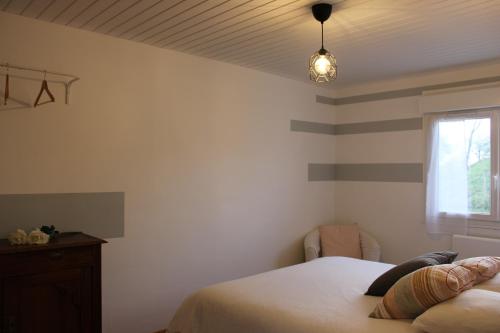 Una cama o camas en una habitación de Le Petit Saule - Gîte entre Beauval et Chenonceau