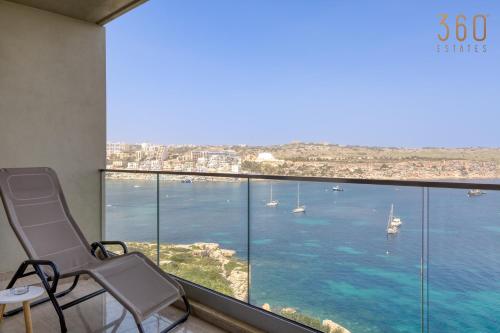 Cette chambre offre une vue sur l'océan et les bateaux. dans l'établissement Designer 2BR home with Stunning views in St Pauls by 360 Estates, à San Pawl il-Baħar