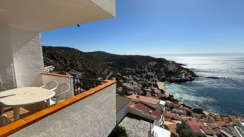 einen Balkon mit einem Tisch und Meerblick in der Unterkunft Garbinell 1 2 in Roses