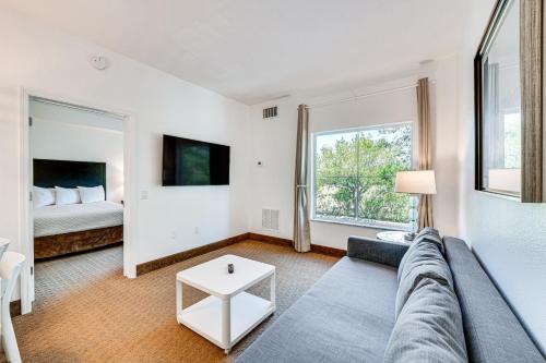ein Wohnzimmer mit einem Sofa und einem Bett in der Unterkunft Centrally Located Orlando Condo 1 Mi to Disney! in Orlando