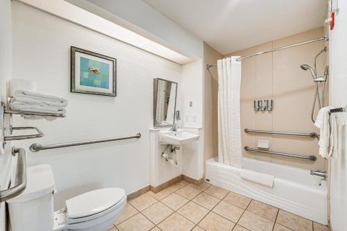 ein Bad mit einem WC und einem Waschbecken in der Unterkunft Centrally Located Orlando Condo 1 Mi to Disney! in Orlando