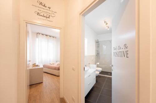 Habitación con baño con lavabo y aseo. en PN3 - One bedroom flat en Florence