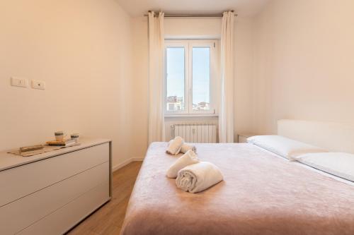 1 dormitorio con 1 cama con 2 toallas en PN3 - One bedroom flat en Florence