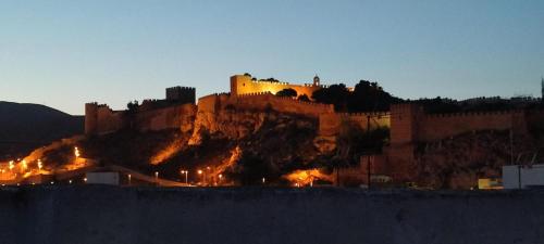 un château au sommet d'une montagne la nuit dans l'établissement La Reina II R&R, à Almería