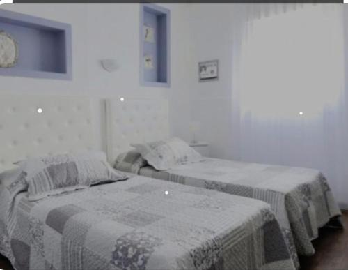 Habitación con 2 camas en una habitación en Luberon family, en Apt