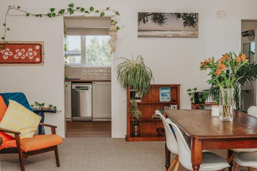 a living room with a table and a kitchen at The Sands - Convenient Location in Sydney