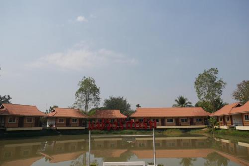 a view of the school buildings at โรงแรมแม่วังรีสอร์ท in Lampang