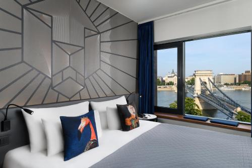 ブダペストにあるHotel Clark Budapest - Adults Onlyのベッドルーム1室(ベッド1台付)、窓(橋付)