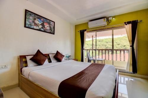 Katil atau katil-katil dalam bilik di The Greenpark Retreat, Mahabaleshwar
