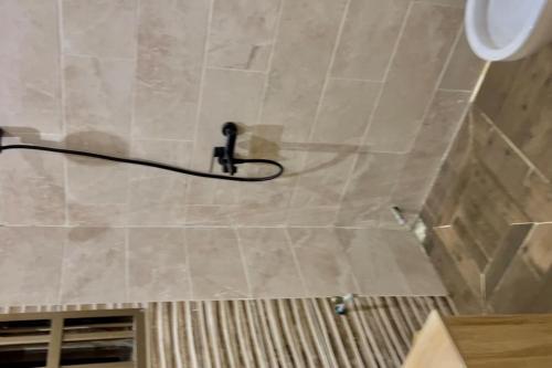 a bathroom with a tile wall with a shower at Appartement Luxueux de 3 pièces - Cotonou in Cotonou