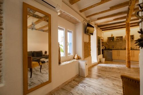 - un salon avec un miroir et une salle à manger dans l'établissement Apartamento en el corazón de Tarragona. Planta baja con patio., à Tarragone