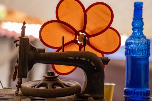 an old sewing machine sitting next to a blue bottle at Apartamento en el corazón de Tarragona. Planta baja con patio. in Tarragona