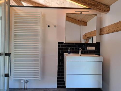 Kuchyň nebo kuchyňský kout v ubytování Neu! Ferienwohnungen im Lüftlmalereck, Hennalahaus