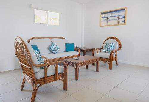 a living room with two chairs and a table at Hotel Roca Sunzal in La Libertad