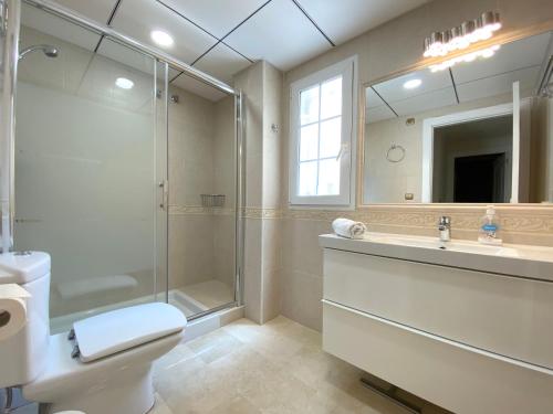 Koupelna v ubytování LA CALETA - LUXURY 3 BEDROOM SEA VIEW by Grupo Quattro