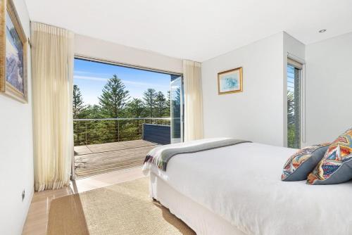 um quarto com uma cama e uma grande janela em Northern Light - Perfect Location em Palm Beach