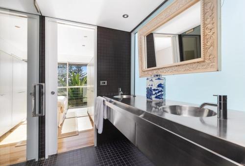 uma casa de banho com um lavatório e um espelho em Northern Light - Perfect Location em Palm Beach