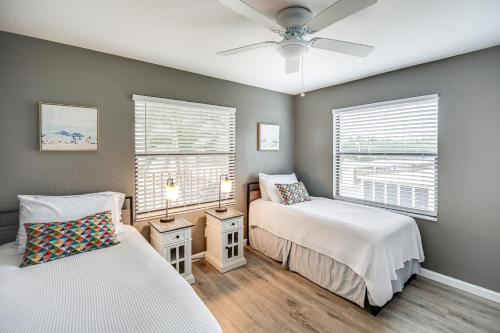 Katil atau katil-katil dalam bilik di Stylish Fort Myers Condo about 2 Mi to Beaches!