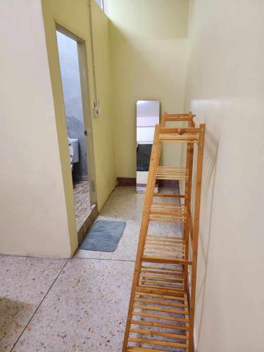 um quarto com uma escada e um quarto com uma cama em 9 House&homeStay em Hat Yai