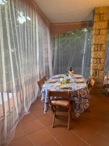 a dining table in a room with a window at Casa Alma1 in Baja Sardinia