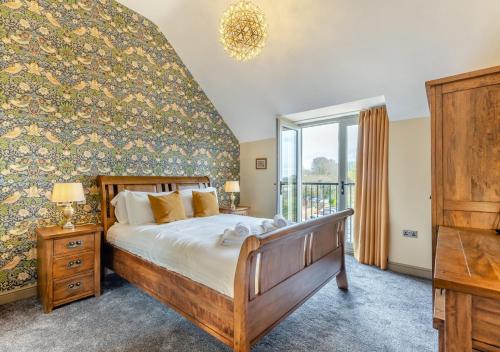 Un dormitorio con una cama grande y una ventana en The Apple Tree - Pershore en Pershore