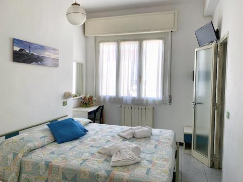 Un pat sau paturi într-o cameră la Hotel Villa Chiara