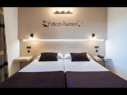 Postel nebo postele na pokoji v ubytování Hotel Mozárbez Salamanca