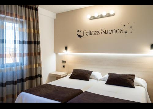 Postel nebo postele na pokoji v ubytování Hotel Mozárbez Salamanca