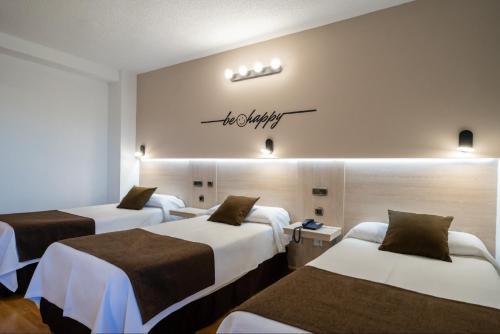 Postel nebo postele na pokoji v ubytování Hotel Mozárbez Salamanca