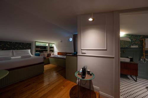 a bedroom with a bed and a table in a room at Giardini Penelope Resort e Spa in Ciampino