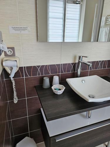 a bathroom with a sink and a mirror at Hotel du Saumon, Verneuil sur Avre in Verneuil d’Avre et d’Iton