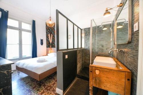 une salle de bain avec un lit, une douche et un lavabo dans l'établissement Le Flower, Beau T3, Climatisé, Centre Ville, à Montpellier
