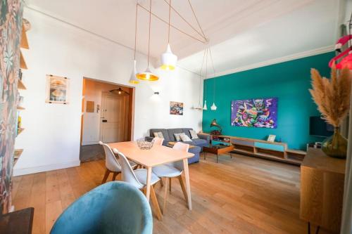 un salon avec une table et un canapé dans l'établissement Le Flower, Beau T3, Climatisé, Centre Ville, à Montpellier