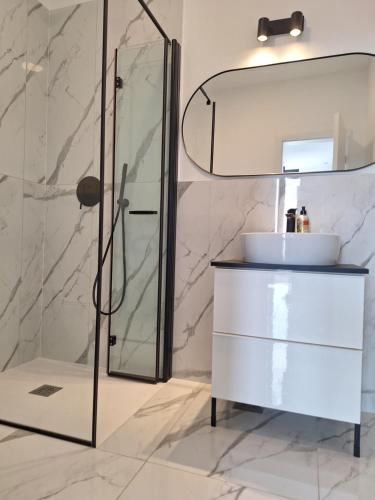 un bagno con lavandino e doccia di Apartment Solis a Portoroz