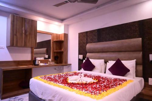 una camera da letto con un grande letto ricoperto di coriandoli di HOTEL ALL SEASON a Isola di Havelock