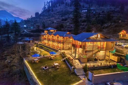 Una vista aérea de una casa grande con patio. en 8fold by Larisa, Jibhi, en Jibhi