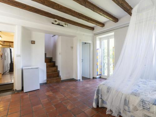 een slaapkamer met een bed met een klamboe bij Holiday Home Thomas by Interhome in Villa Viani