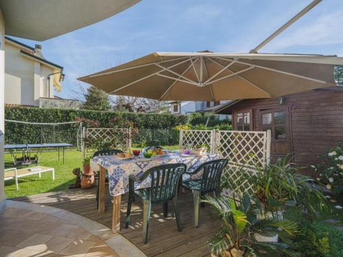 een tafel en stoelen onder een parasol op een patio bij Apartment La casa di Alice by Interhome in Cinquale