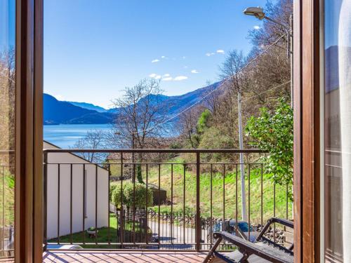 balcón con vistas al lago y a las montañas en Holiday Home Aili by Interhome, en Gera Lario