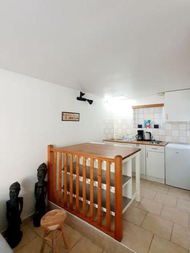 - une cuisine avec une table en bois et un comptoir dans l'établissement Studio Cozy Dinard - 5 min de la plage, à Dinard