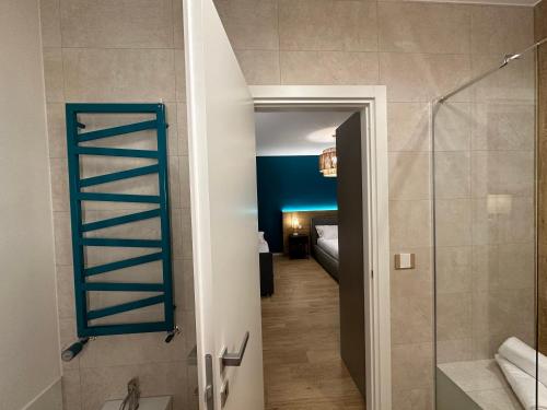 baño con ducha y puerta de cristal en Dimora Del Ragno, en Tívoli